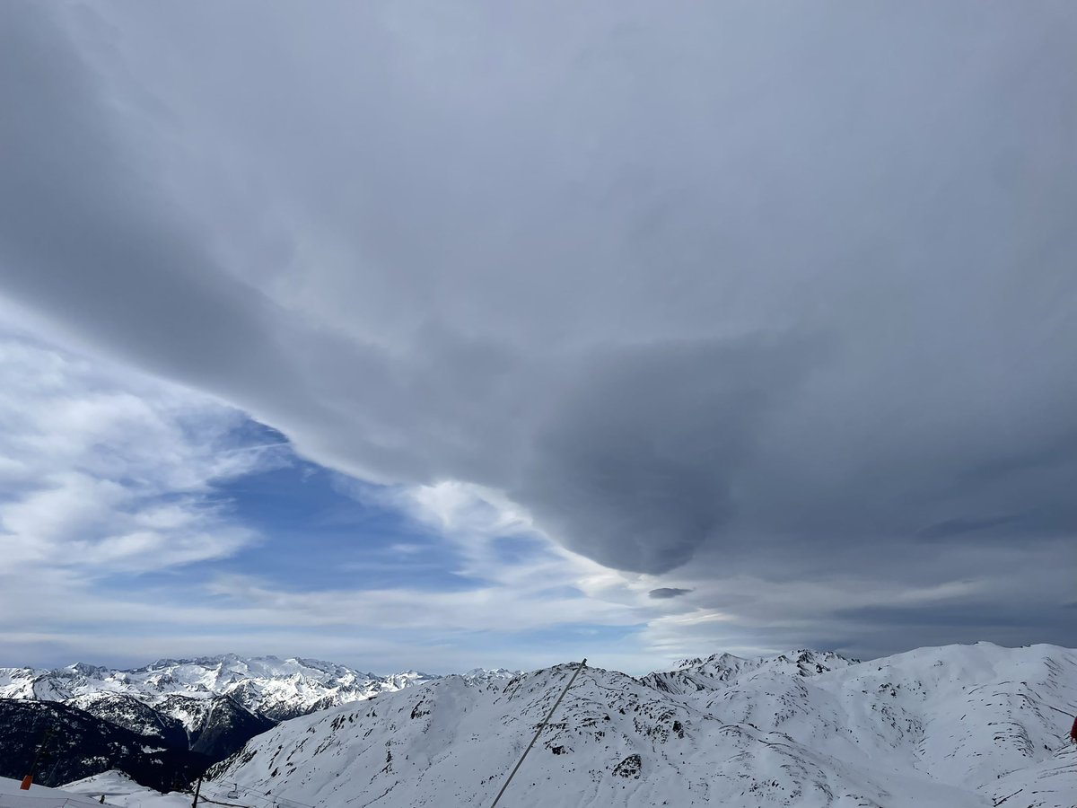 DtMvo's tweet photo. A Beret aquest matí, núvols lenticulars. Sol mirant cap a l’Aneto i núvols foscos cap al Pallars. A Baqueira ha bufat el vent típic d’allà “Baqueirolo” i no se si hi ha hagut petit fibló o ha estat efecte òptic.
@P4Estacions @MeteoAran @MeteoBarrufet @meteocat @AlfredRPico https://t.co/xVVCgoUVGC