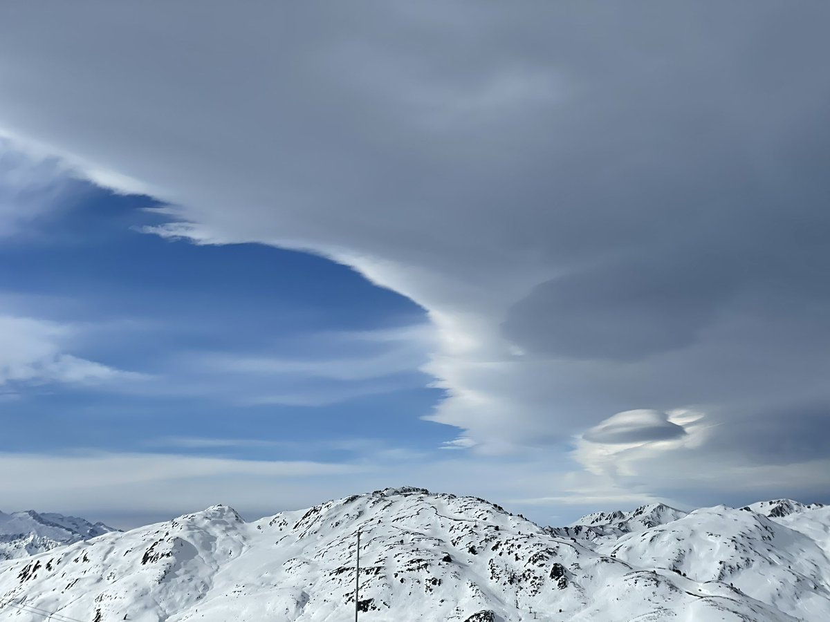 DtMvo's tweet photo. A Beret aquest matí, núvols lenticulars. Sol mirant cap a l’Aneto i núvols foscos cap al Pallars. A Baqueira ha bufat el vent típic d’allà “Baqueirolo” i no se si hi ha hagut petit fibló o ha estat efecte òptic.
@P4Estacions @MeteoAran @MeteoBarrufet @meteocat @AlfredRPico https://t.co/xVVCgoUVGC