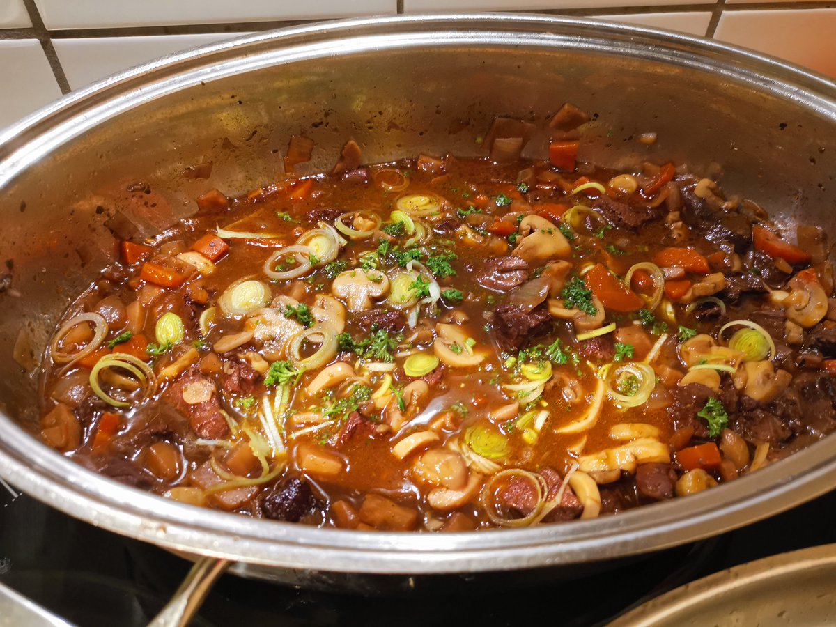 What's cookin'? 👀

Hearty stew with beef  🍲🤤

Smash or pass?