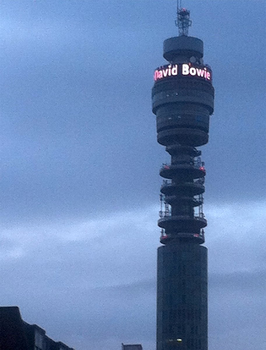夜が更け、街が空っぽになり始めると、BTタワーの頂上には「デヴィッド・ボウイのご冥福をお祈りします」という言葉が輝く。
　英国全土で、人々はデヴィッド・ボウイを自宅や街、生活に招き入れている。それは60年間続いてきたことであり、これからもずっと続いていくだろう。
（続）