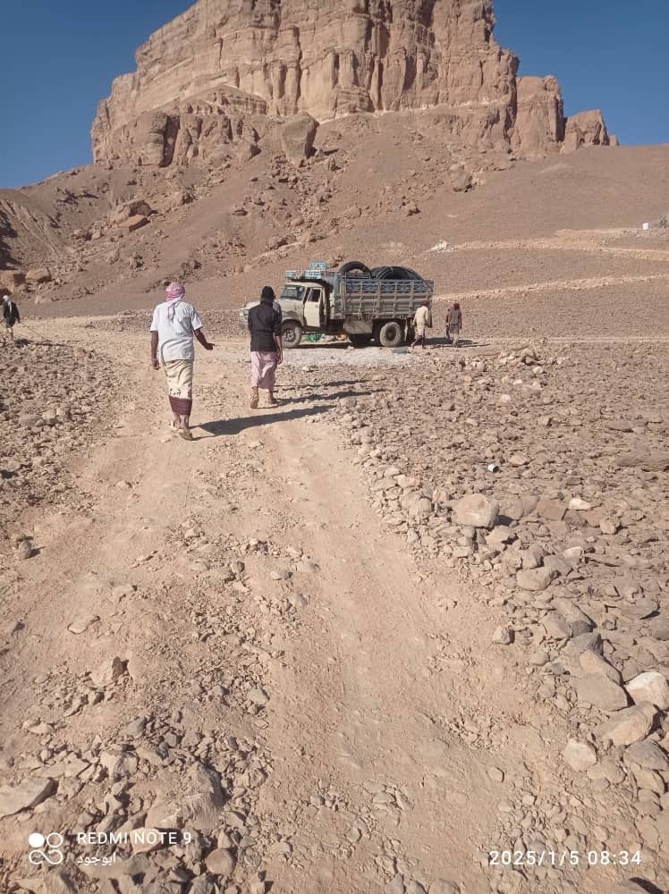 RagehBakrait's tweet photo. بحمد الله وتوفيقه، تم البدء في تنفيذ مشروع مياه مديرية دهر الذي يمتد لمسافة خمسة كيلومترات ونصف، من خزان الخشوة إلى خزان الراحب القديم.
يهدف هذا المشروع إلى توفير مياه الشرب لعدد كبير من سكان المنطقة، ويسهم في تحسين حياتهم اليومية، ونأمل أن يكون له تأثير إيجابي ويلبي احتياجات المواطنين في منطقة توفد.
