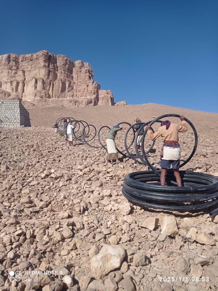 بحمد الله وتوفيقه، تم البدء في تنفيذ مشروع مياه مديرية دهر الذي يمتد لمسافة خمسة كيلومترات ونصف، من خزان الخشوة إلى خزان الراحب القديم.
يهدف هذا المشروع إلى توفير مياه الشرب لعدد كبير من سكان المنطقة، ويسهم في تحسين حياتهم اليومية، ونأمل أن يكون له تأثير إيجابي ويلبي احتياجات