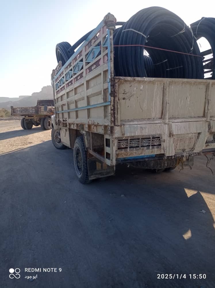RagehBakrait's tweet photo. بحمد الله وتوفيقه، تم البدء في تنفيذ مشروع مياه مديرية دهر الذي يمتد لمسافة خمسة كيلومترات ونصف، من خزان الخشوة إلى خزان الراحب القديم.
يهدف هذا المشروع إلى توفير مياه الشرب لعدد كبير من سكان المنطقة، ويسهم في تحسين حياتهم اليومية، ونأمل أن يكون له تأثير إيجابي ويلبي احتياجات المواطنين في منطقة توفد.