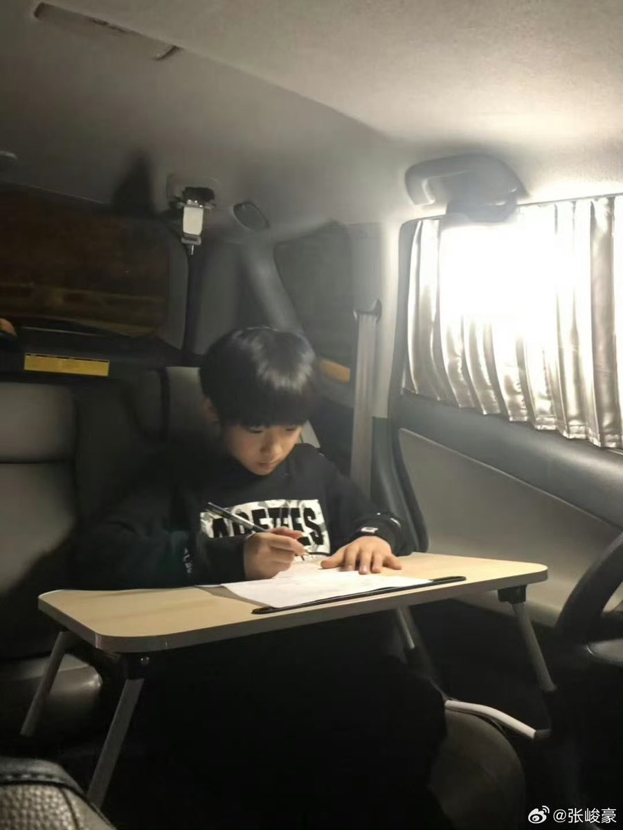 好像又回到剛上樓那時候了
其實那時候只知道朱志鑫和張極
是什麼時候開始慢慢記住你的名字呢
是江邊演唱會還是進化論又或是新音
不管怎麼說 我覺得記住你認識你
是一件很不錯的事 也算是看著長大
雖然也就短短三年今年要邁入第四年啦
solo了 恭喜 希望以後的路順順利利