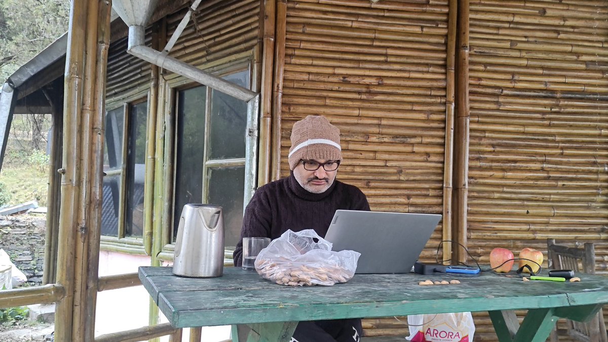 PANKAJPARASHAR_'s tweet image. कल्पवास में 20 से ज़्यादा दिन पूरे हो गए हैं। प्रकृति से मित्रता करना सीख लिया तो फिर सबकुछ आसान है।