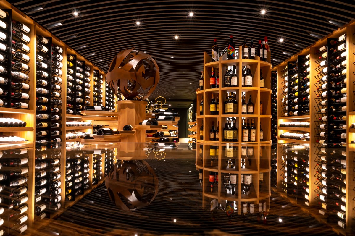 RteAmbivium's tweet photo. ¿Cuál es vuestro sueño para esta noche mágica💫✨? Los nuestros seguirán siendo brindaros experiencias únicas en torno al vino con Cellarium y sus armonías🥬🥂🌶️🍷🐟🍾🥔🍸🍲. #ambivium #cellarium #wine #winelover #winecellar #dreams https://t.co/MHRyTk6A8O