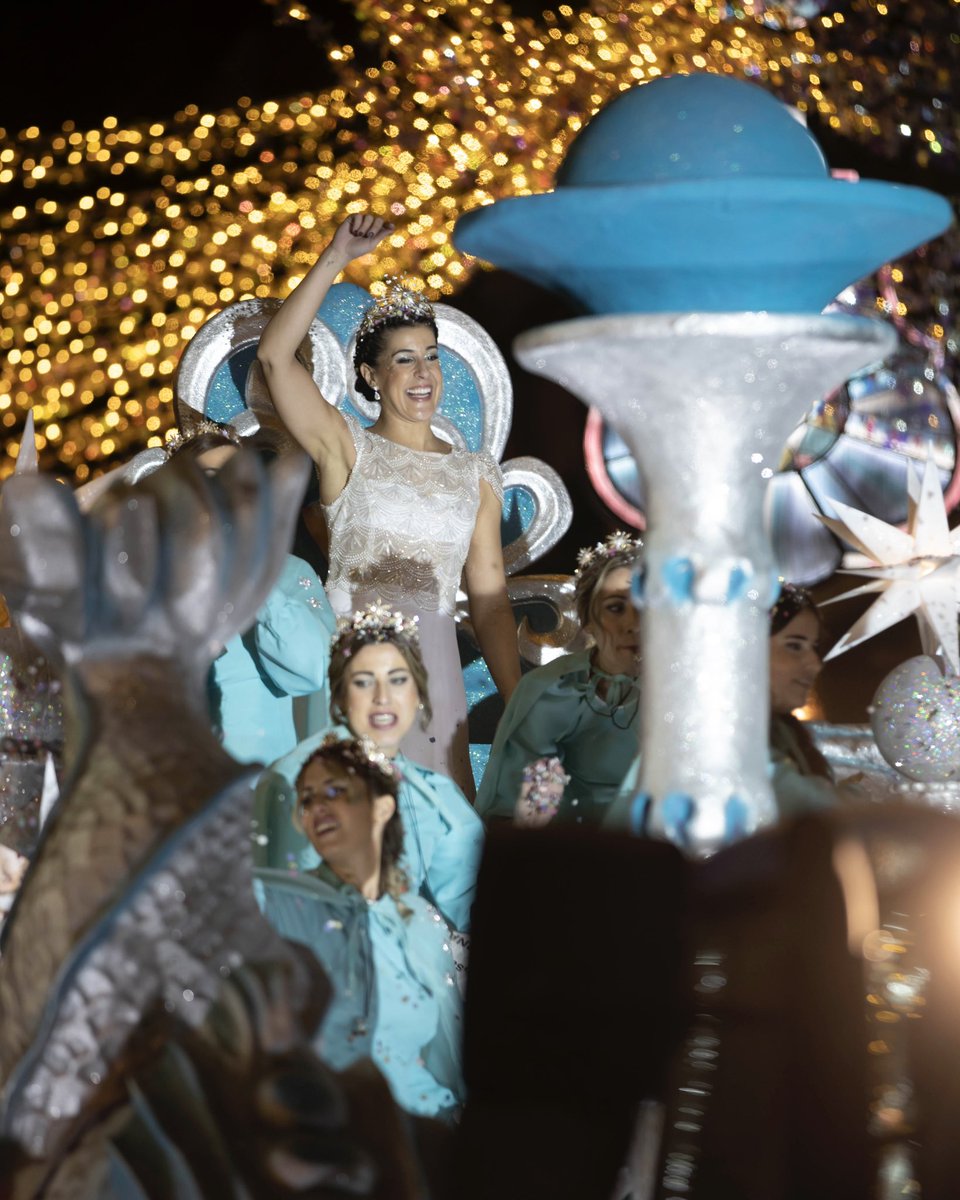 CarolinaMarin's tweet photo. En la noche más mágica del año, mi ciudad celebra en la calle y yo he tenido el honor de guiar a los Reyes Magos como Estrella de la ilusión ✨👑 Lo que he vivido ha sido inolvidable 💖

📸 @AytoHuelva | Alberto Domínguez (Huelva Información)
📹 @Huelvatv https://t.co/rK8j4aMjX6