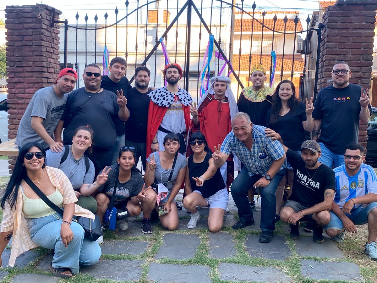 MUP_Moron's tweet photo. ¡Los Reyes Magos pasaron por la plaza Paracone! 🤴🏾🤴🏿🤴🏽

Junto a vecinos y vecinas recibimos a los Reyes Magos en el barrio, quienes no solo pasaron por la Feria de las Flores sino que también llevaron regalos para los más chicos 🎁

#MUPAzul💙 https://t.co/cIZTbsCIof