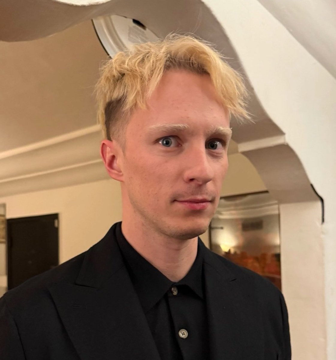 polo frito volando demasiado cerca del sol después de robar un bote de camomila. 

nvnv