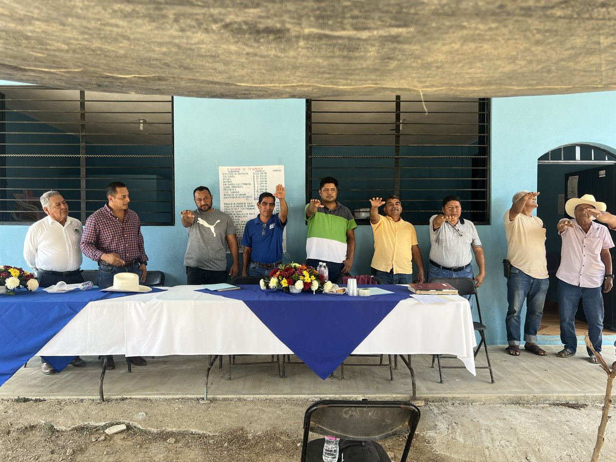 Un placer poder apoyar a nuestros amigos productores de San Juan Cacahuatepec, siempre buscando mejorar todos los servicios en sus Asociaciones Ganaderas, en toda la región de la Costa de Oaxaca. 
¡Cuenten siempre conmigo!
<a href="/JulioBerdegue/">Julio Berdegué</a> <a href="/salomonj/">Salomón Jara Cruz</a> <a href="/SEFADER_GobOax/">SEFADER Oaxaca</a>