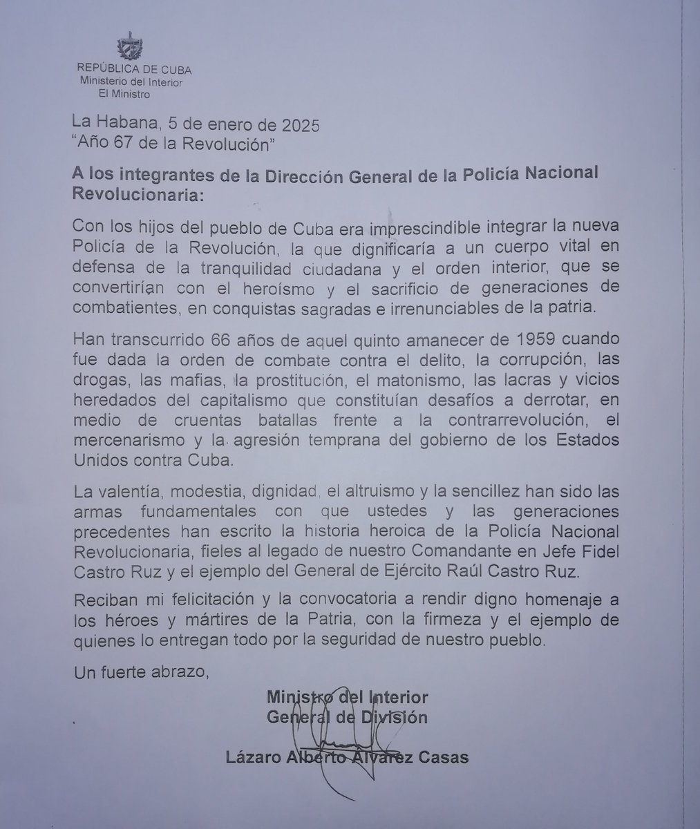 Felicita a los integrantes de la Dirección General de la Policía Nacional Revolucionaria en su aniversario 66, el miembro del Buró Político y Ministro del Interior General de División Lázaro Alberto Álvarez Casas. #HéroesDeAzul #Cuba