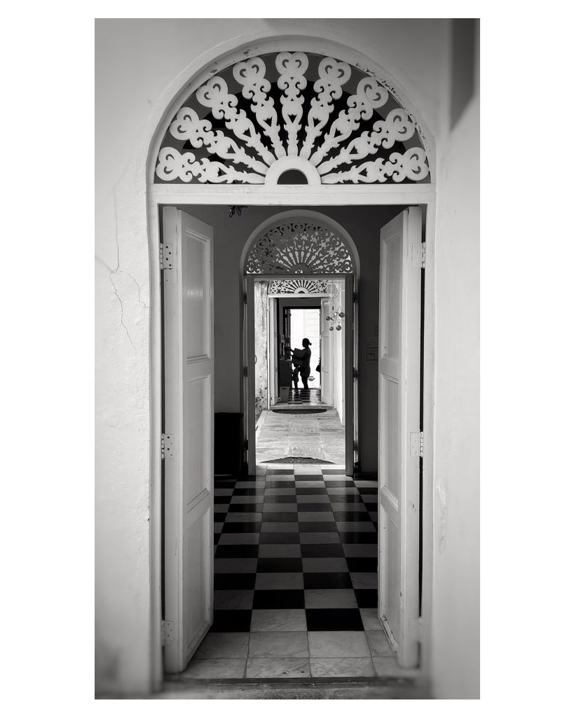 mapascu's tweet photo. 30 de diciembre de 2024
Casa del Libro, Viejo San Juan
#iphoneonly #snapseed #snapseededit #fotografíacallejera #streetphotography #viejosanjuan🇵🇷 #puertorico🇵🇷 #oldsanjuanpuertorico🇵🇷 #casadellibropr @casadellibropr #squaready #blancoynegro #blackandwhite https://t.co/ZfMrBpiXcQ