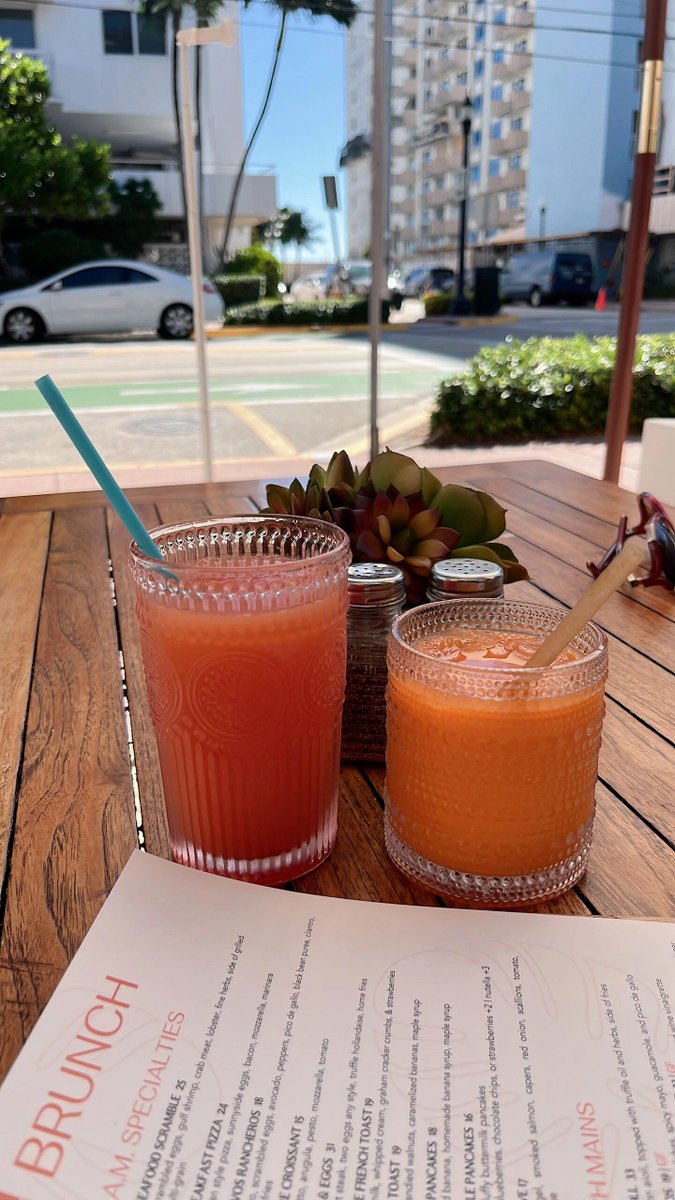 Jenny6oingChen's tweet image. On a sunny morning, enjoy a leisurely brunch with a refreshing fruit drink, the perfect way to start a beautiful day. ☀️🍹