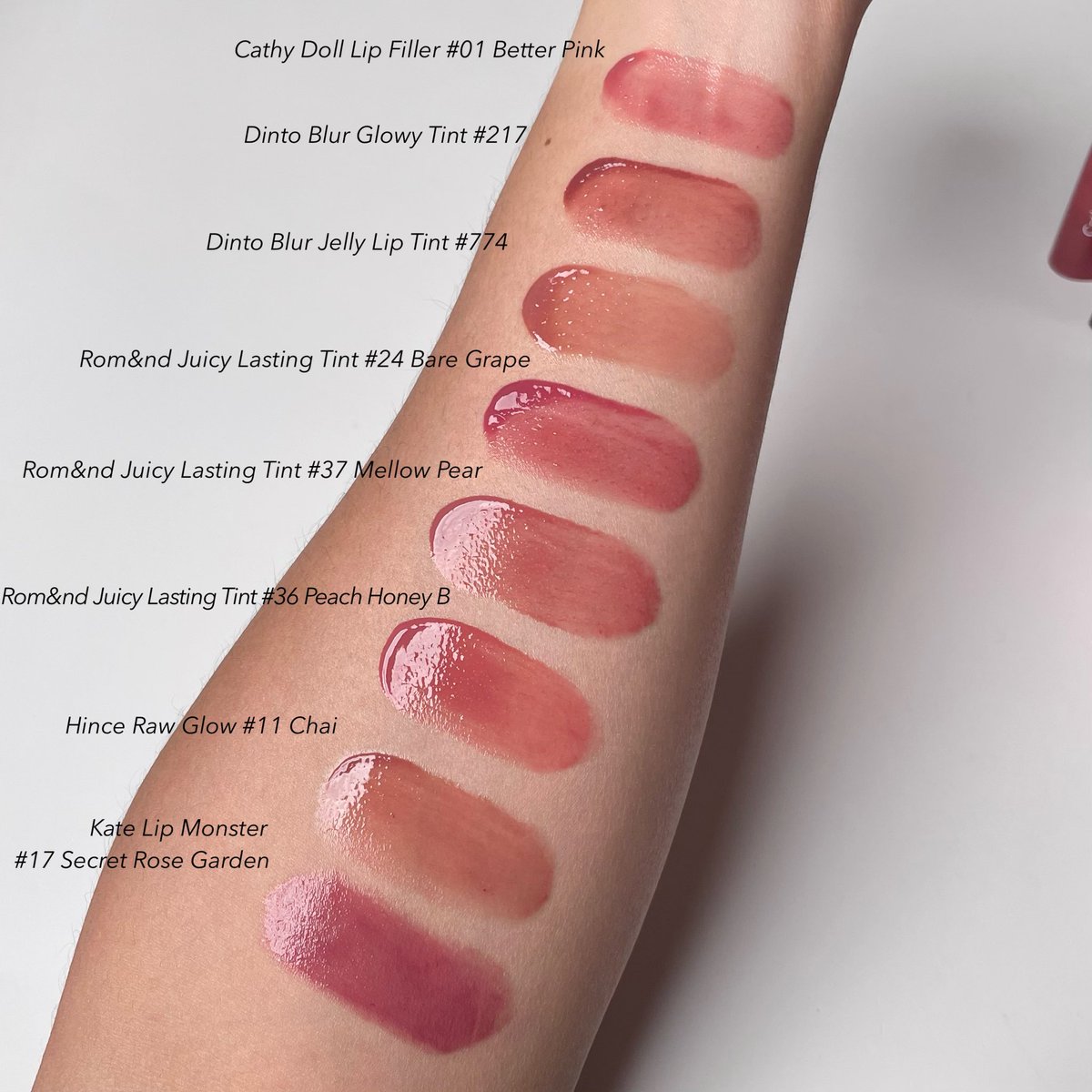 jjdoesitwork's tweet photo. 🖤Lip Tint ปีนี้ลองประมาณ 500 แท่งได้มั้ง คัดมาเหลือ 7 แท่ง 

dinto สี 217 คือ neutral tone ที่ถูกต้อง เป็นนู้ดชมพูอมแดงตุ่นๆ mlbb ทาแล้วหน้าไม่ซีด ได้งานปากละมุนนัวๆ แบบสวยมากกกกกก เหมือนได้ปากใหม่อ่ะ แล้วสเตนทนเป็นสีทาบ้านเลย 

￼📍https://t.co/J5GPRtDiYL

 dinto ตัวใหม่ สี 774 คือสวยมากกกกกก ชมพู neutral tone ก้ำๆ ทาแล้วหน้าไม่ซีด ปากนัวละมุนแบบสุด รุ่นแท่งขาวจะสีบางกว่าดูเป็นธรรมชาติกว่า แต่ความวาวคือสู้ตาย 

￼📍https://t.co/lEScUMM3nf

rom&nd ใช้บ่อยอยู่ 3 สีคือ 25 bare grape ชมพูอมม่วงนิดๆ 36 peach honey b เป็นนู้ดพีชอมส้มอมแดงแบบสวยมากกกก 37 mellow pear ออกนู้ดๆ neutral tone ละมุนนัวๆ ถ้าไม่ติดเรื่องเติมบ่อย แต่ชอบสีโทนละมุน แนะนำ 3 สีนี้สุดๆ 

📍https://t.co/SheGjDGnA6

hince แท่งชมพู ถ้าชอบ neutral tone นู้ดละมุนๆ ไม่ติดส้มไม่ติดชมพูเกินแนะนำสี 11 chai คือโคตรธรรมชาติ สีเหมือนปากจริงที่สุขภาพดี mlbb ที่ใส่ฟิลเตอร์อีกชั้น ทาง่ายกันตายแบบใครทาก็รอด ผชก็ใช้ได้ จับโป๊ะไม่ได้ว่าทาลิปมา

รุ่นนี้ทน + ฉ่ำกว่าแท่งขาวนะ แต่สีบางกว่า เวลาทามันจะดูเป็นธรรมชาติกว่า 

📍https://t.co/8AcBEb7zKs

kate lip monster คือแนะนำสี 17 สุดๆ สวยกันตาย สวยแพงเหมือนทาแท่งละ 2000 out of stock บ่อย เจอคือกดเท่านั้น เป็นโทนชมพูกุหลาบตุ่นๆ ก่ำๆ ทาแล้วขับผิวหน้าขาวเว่อ ทนแบบไม่ต้องเติมบ่อย กินข้าวกินน้ำยังมีสเตนติดปากอยู่เลย เคยทาไปทำฟันแล้วหมอฟันถามว่าใช้ลิปของอะไรทำไมทนจัง บ้วนปากหลาบรอบยังไม่หลุดเลย

📍https://t.co/YEGtX9pJba

พูดจริงๆ ว่าปีนี้ cathy doll ท็อปฟอร์ม ปากฉ่ำแบบฉ่ำาาาาา!! แต่ไม่ปากตุ่ย ยังดูเป็นงานธรรมะ เป็นรุ่นที่ Khloe ใช้เลย เป็นกึ่งทิ้นต์ กึ่งกลอส คือสวยมากกกกก โทนชมพูแนะนำสี 01 จะออกชมพูตุ่นๆ โทนพีชแนะนำ 02 breezy peach (ช่าง Khloe ใช้สีนี้) แบบชอบมากกก ฉ่ำนานกว่าลิปเกาอีก แบบทาแล้วไม่เป็นแห้งๆ ติดปาก หมด 2 3 แท่งละ 

📍https://t.co/cbOH1xGZZH