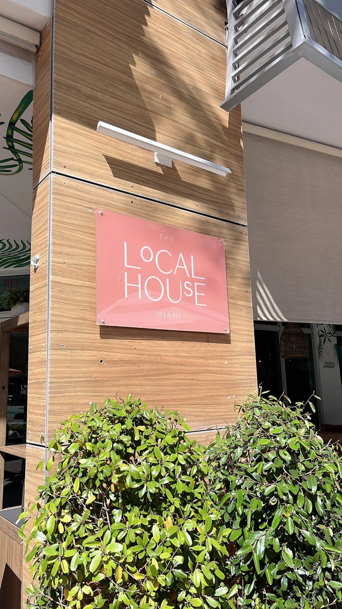 Jenny6oingChen's tweet image. The sun shines in this cozy corner, The Local House, and you can feel the local style of Miami. ☀️🌿