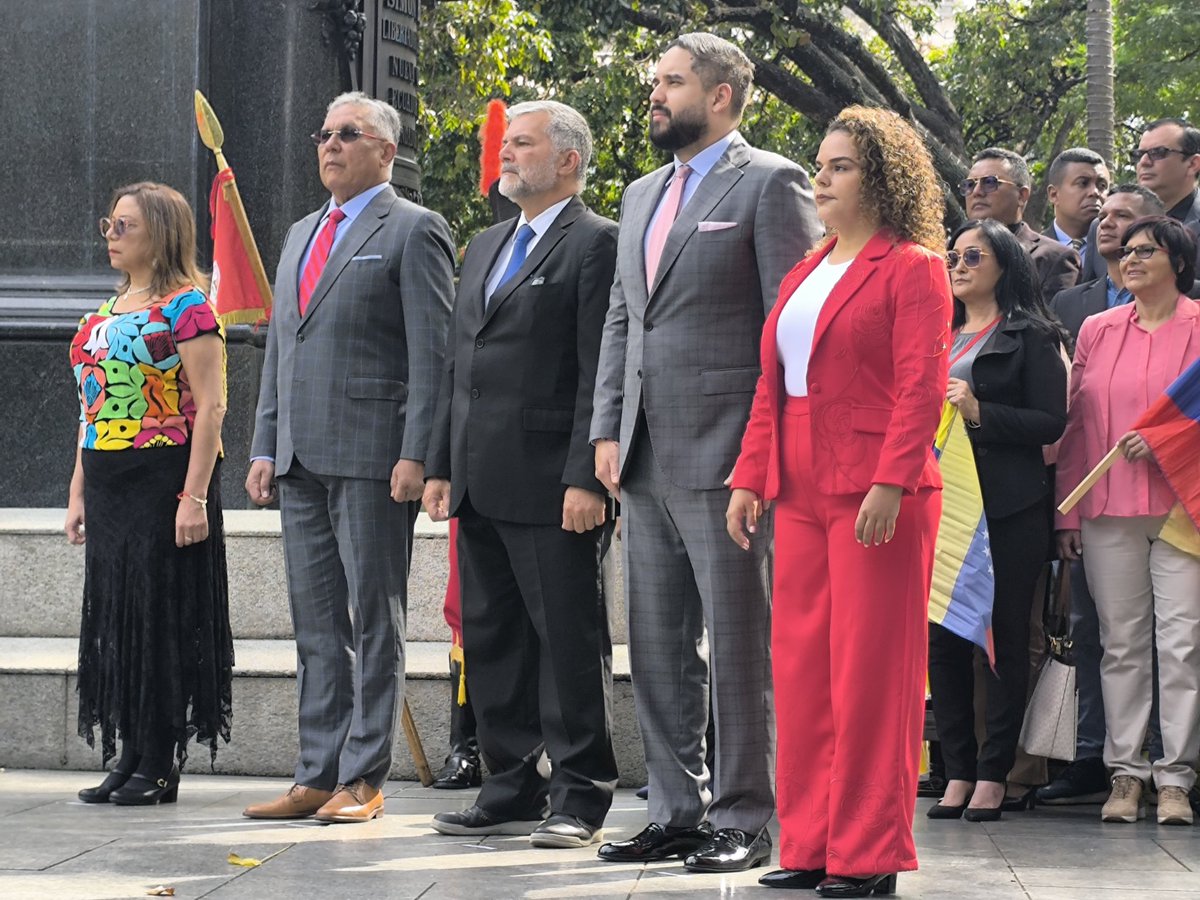#AlMomento || Diputados y Diputadas de la AN, realizan ofrenda floral al Padre de la Patria, Libertador Simón Bolívar, desde la historia Plaza Bolívar de Caracas en el marco de la Instalación del Período Legislativo 2025-2026.