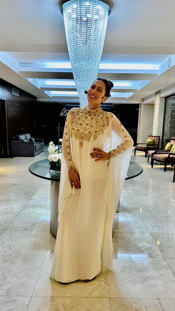 Feliz 2025 para todos!🪅🥂 
Feliz recibiendo otro año con mucha música 🎵🚀🙌🏻 ♥️♥️♥️ 

#anamagiar #classicalmusic #classicalcrossover #classicalcrossoversinger #classicalcrossoversoprano