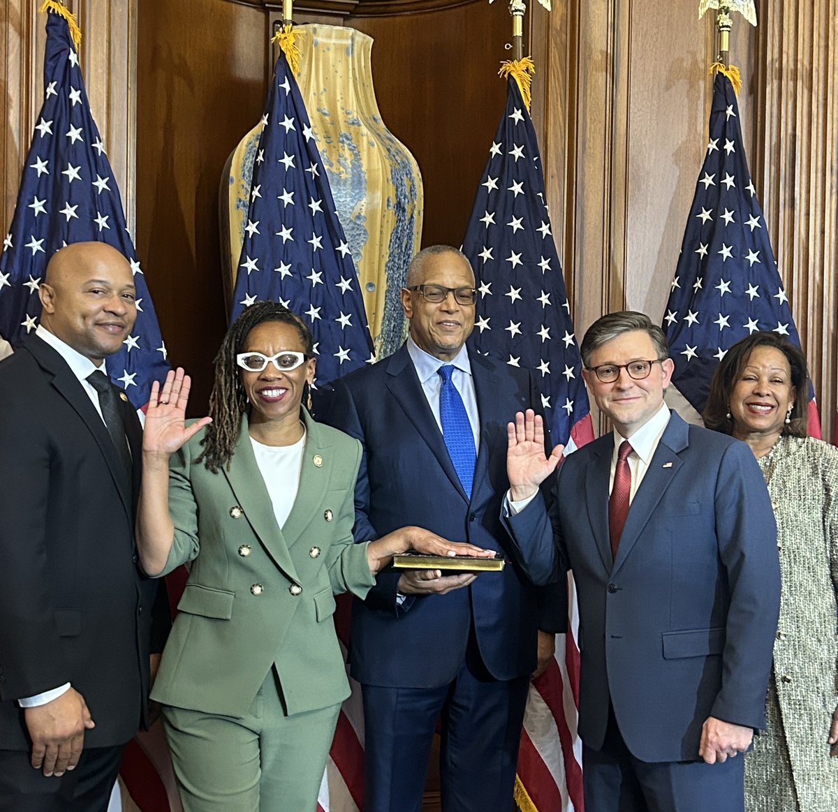 RepLSimon's tweet image. It’s official! I’ve been sworn in as a Member of Congress.
Let’s get to work for California's 12th Congressional District.