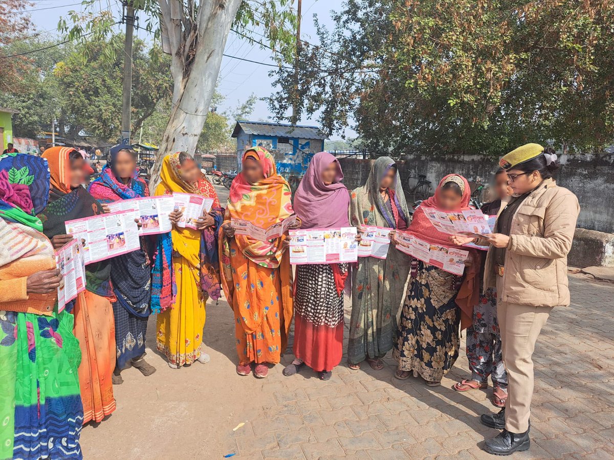 KateraPolice's tweet photo. #jhansipolice #SSPJhansi के निर्देशन में थाना कटेरा पुलिस द्वारा #MissionShakti #FootPatrolling के तहत थाना क्षेत्र के सार्वजनिक, भीडभाड वाले स्थानों व ग्रामीण क्षेत्रों में जाकर बालिकाओं/महिलाओं व आम नागरिकों को सुरक्षा का भरोसा दिलाया गया। https://t.co/g9Exx4Ty5x