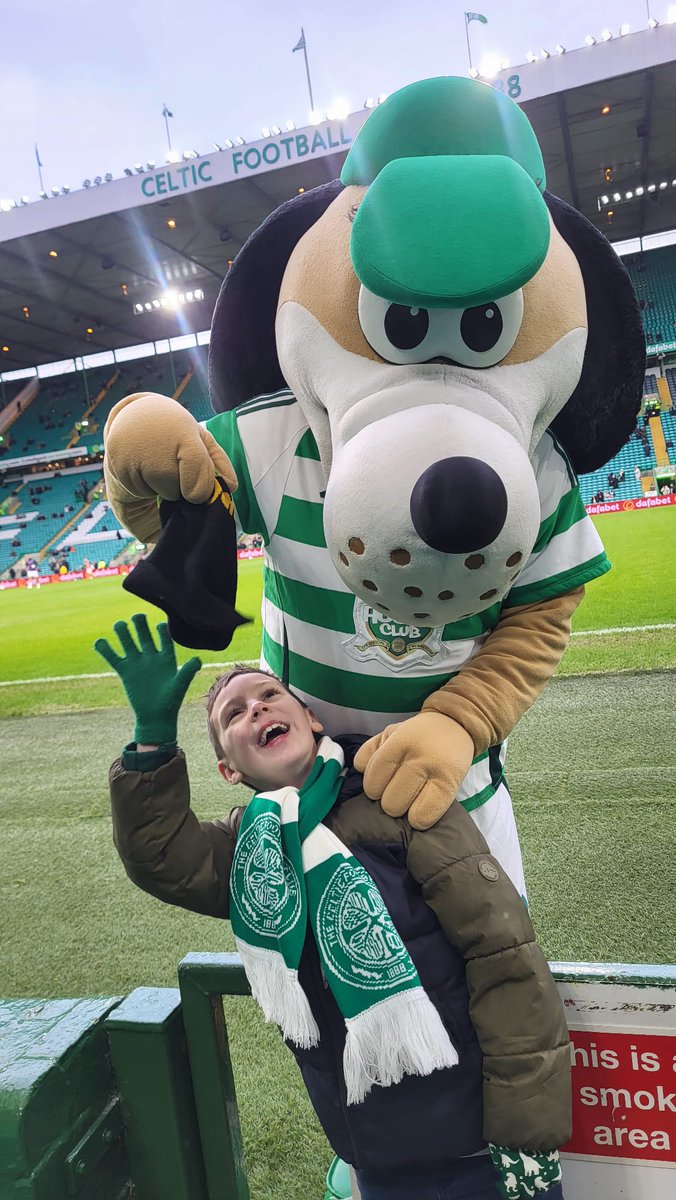 papabeareire's tweet photo. This man's first celtic game.. thanks #hoopie. All the way over from #donegal. #celtic #celticfc #celticvstmirren #hoops https://t.co/cK5B2jqML0