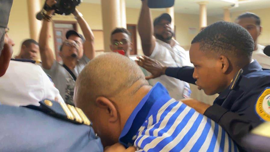 InformativosTA's tweet image. #Nacionales I Policía acusado de ultimar a joven en Los Ríos lo empujó y lo agredió en la cara.

Puede ampliar la nota completa entrando desde el link.

telenoticias.com.do/cae-abatido-de…

#informatico #policia #joven #agredio