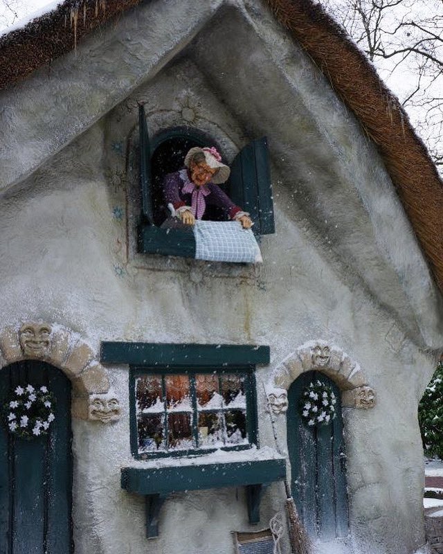 iamluciiii's tweet image. la vecchina scontrosa 
che non aprì ai re Magi, 
e che ancora oggi, per riparare, 
porta doni a tutti i bambini del mondo 
🧙🏻‍♀️🧹🧦

#IlPotereDelCaso #VentaglidiParole #LaBefana 

youtu.be/Plhtk_XJqhM?si…