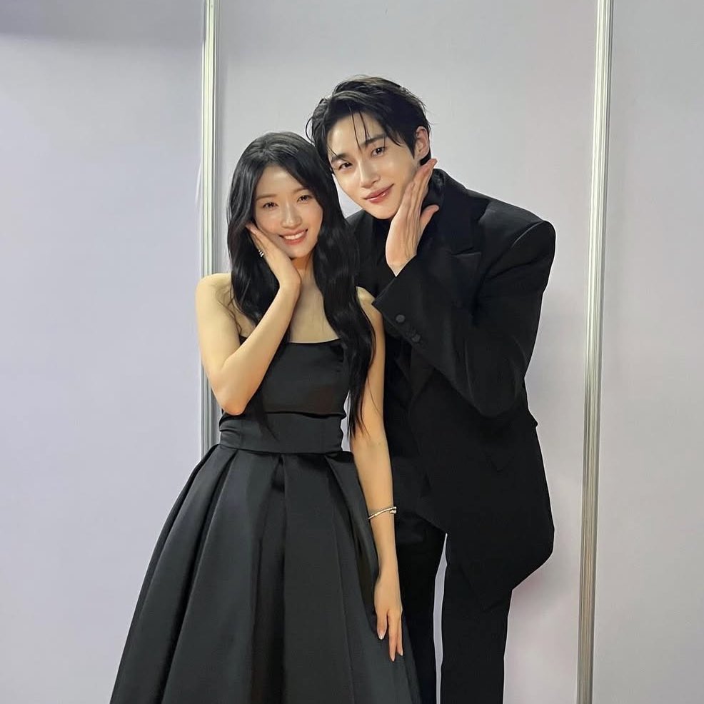 mindsinn's tweet photo. พอนึกย้อนไปถึงวันที่ค่ายคอนเฟิร์มว่าทั้งคู่จะเข้าร่วมงาน AAA แล้วก็เข้าใจเลยว่าการรอคอยมันคุ้มค่าเสมอ
ตั้งแต่คลิปเชิญชวนมางาน วันบินมาไทย และวันงาน ไม่แปลกใจที่พี่บอกว่าตื่นเต้น ทุกอย่างมันมี meaning สำหรับพี่อูซอกและน้องฮเยยุนมาก ไม่ว่าจะได้มาเจอกันในที่สาธารณะ ได้รับรางวัล ได้เจอแฟนคลับ เป็นการส่งท้ายปีที่สวยงามที่สุดสำหรับทั้งคู่ สำหรับแฟนคลับไม่มีอะไรดีไปกว่าเห็นเค้าทั้งสองคนมีความสุขกับรางวัลที่ได้รับ ได้เห็นเค้าทั้งสองดูแลกันและกันดีตลอดทั้งงาน แค่นี้ก็อบอุ่นใจมาก ๆ 🫶🏻