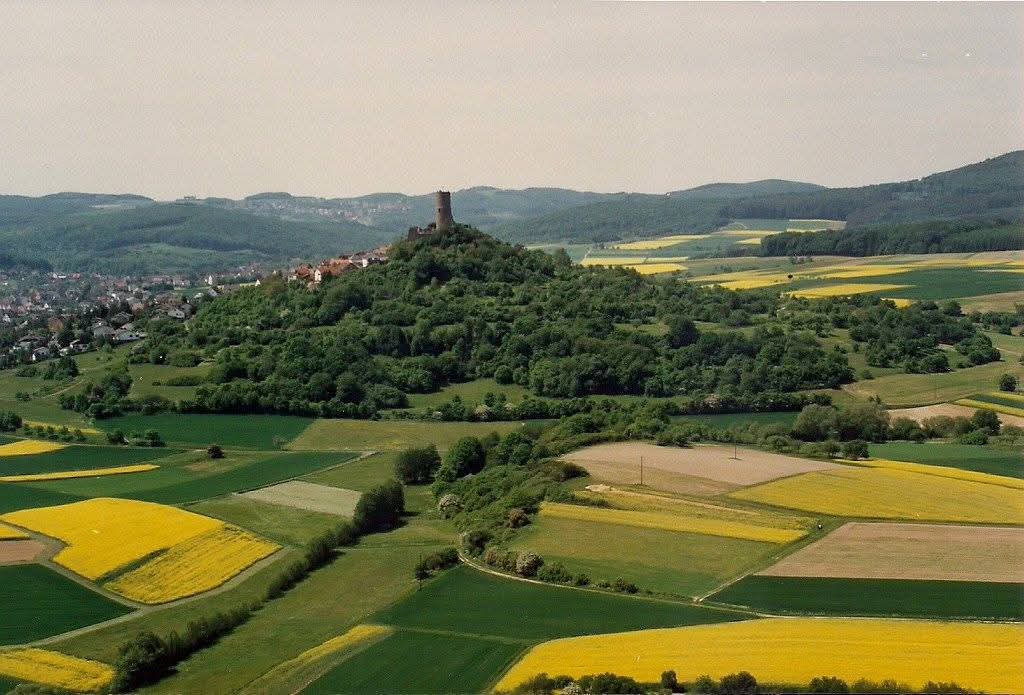 skymanuelima's tweet photo. Gleiberg é uma pequena cidade alemã localizada no distrito de Gießen no estado federal Hesse. O seu castelo, no alto de uma montanha cónica de formação basáltica, a 308 m de altitude, é um destino turístico popular. #Gleiberg #Gießen #Hesse #Alemanha #travelphotography #viagens https://t.co/OMTTYwXMKu