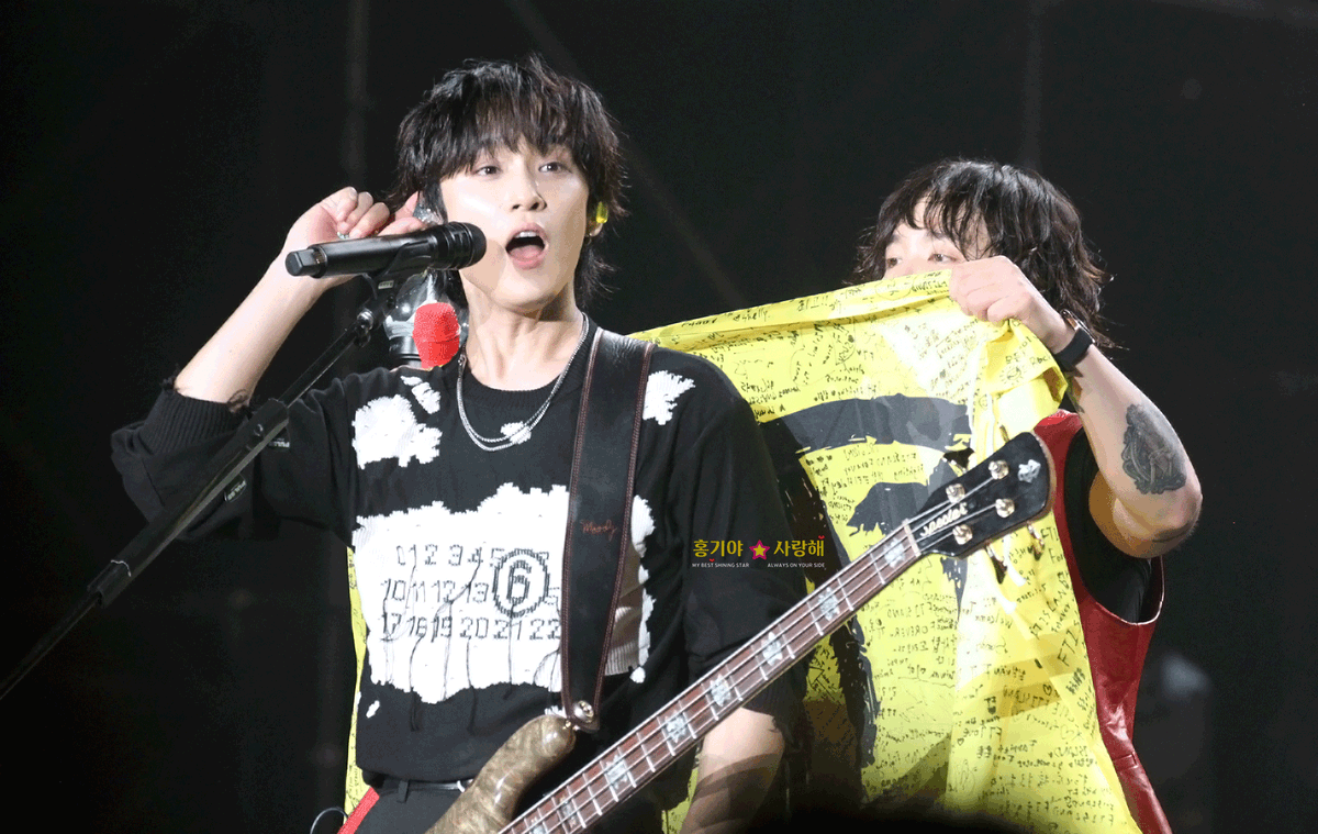 LOVE__HONGSTAR's tweet photo. 2025.01.05
FNC BAND KINGDOM in Taoyuan

麻麻給兒子披外套的即視感(誤🤣🤣
@skullhong

#FTISLAND #FT아일랜드
#이홍기 #LEEHONGGI #FNCBANDKINGDOM https://t.co/3veeA6byIt