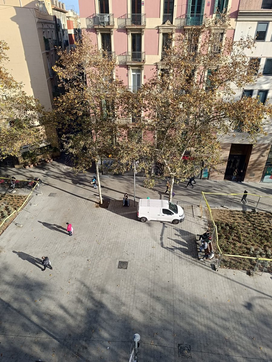 FemSantAntoni's tweet photo. El nyap i la presa de pèl són un escàndol. La negligència en permetre aquest menysteniment dels vianants ja no té nom. Els consensos fruit d'un #PROCÉSPARTICIPATIU en #DEMOCRÀCIA es respecten. https://t.co/nGUAFfVUli