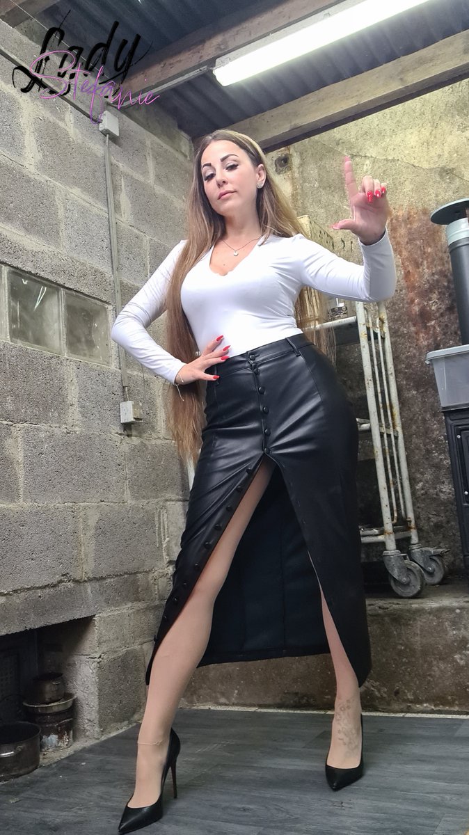 Nachträgliches Geburtstags / Schuldschein #RTGame mit <a href="/Zahlkurt/">Kurt Fröhlich</a> 

💸Like 2,- 
💸Retweet 2,-
💸Kommentar 2,- (Max. 3) (Verbale Erniedrigungen)
💸Fotokommentar Domme Ladys 3,- (Max. 1) (Nylons + High Heels)

Spielende 06.01. / 17.00 Uhr. 

Ich freue mich über euren Support. DANKE