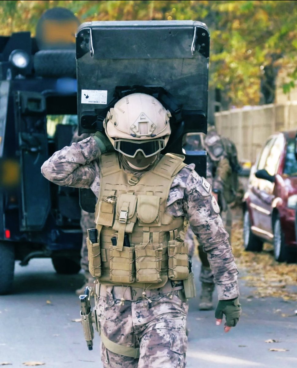 Arkamızda ALLAH Var, Karşımızda kimlerin olduğunun pek bi önemi yok…. 🦅🇹🇷 #pöh #özelharekat #polis #emniyet #operasyon