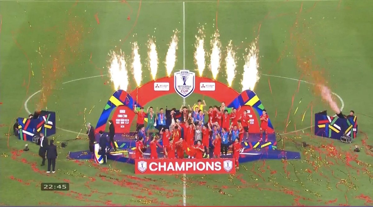 duyminh1821's tweet photo. 🇻🇳 Những Khoảnh khắc đẹp nhất khi ĐTVN giành chức Vô địch #AFFCUP lần thứ 3 https://t.co/1iS03ltjjW