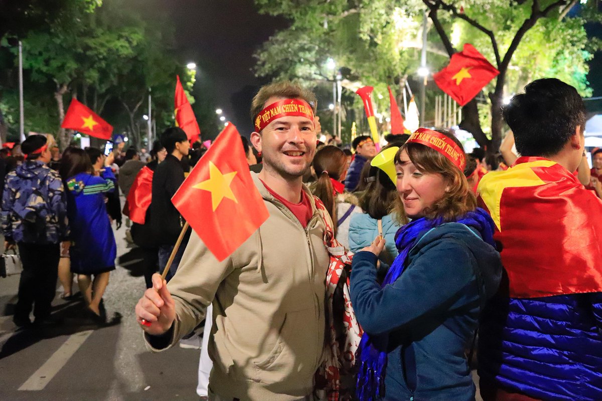 Stories_Travel_'s tweet photo. PEOPLE AND INTERNATIONAL TOURISTS IN VIETNAM ARE JOYFULLY CELEBRATING THE RESOUNDING VICTORY OF THE VIETNAMESE NATIONAL FOOTBALL TEAM!!
#VietnamFootballVictory #misubishielectriccup #VietnameseSpirit #FootballCelebration #ASEANCUP #AFFcup #LoveForFootball #VietnamShines #tourism https://t.co/dzYZCJFAGy