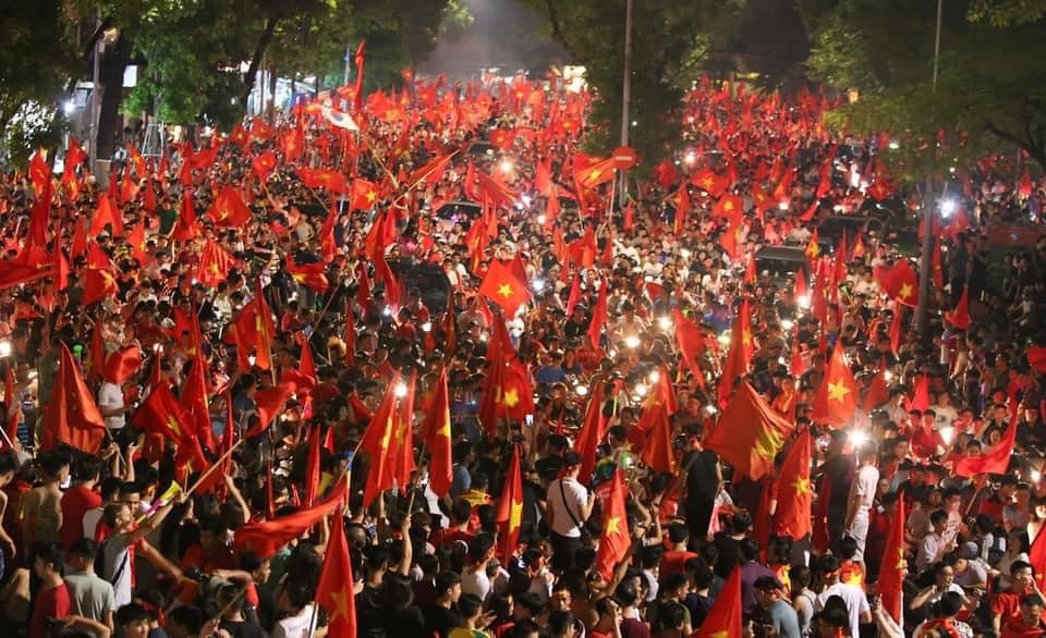 Stories_Travel_'s tweet photo. PEOPLE AND INTERNATIONAL TOURISTS IN VIETNAM ARE JOYFULLY CELEBRATING THE RESOUNDING VICTORY OF THE VIETNAMESE NATIONAL FOOTBALL TEAM!!
#VietnamFootballVictory #misubishielectriccup #VietnameseSpirit #FootballCelebration #ASEANCUP #AFFcup #LoveForFootball #VietnamShines #tourism https://t.co/dzYZCJFAGy