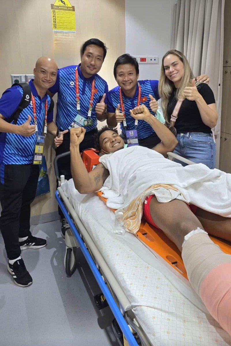 Xuan Son’s surgery was successful, and he shared moments of celebration with the team’s doctors.
#NguyenXuanSon #AMEC2024 #AseanCup2024 #Vietnam #Thailand #THAvVIE #vsn