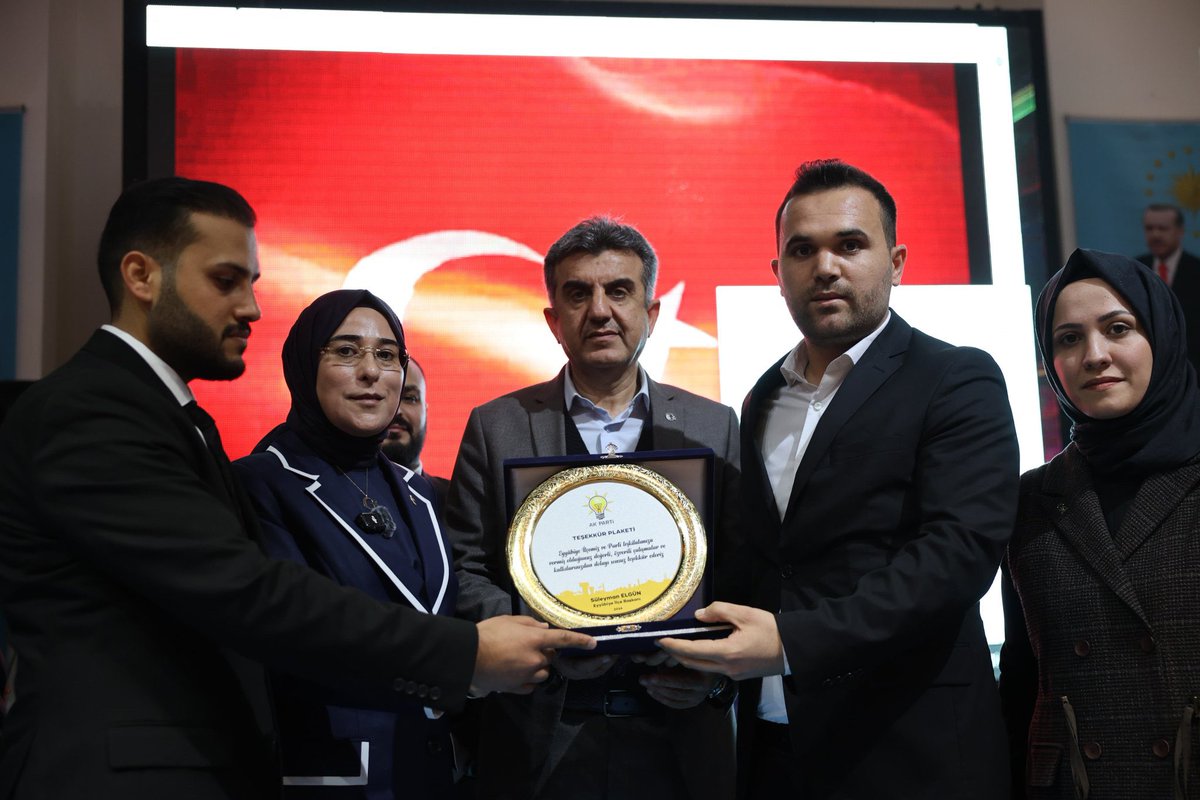 📍Eyyübiye 

Ak Parti Eyyübiye 4. Olağan İlçe Gençlik Kolları Kongremizi heyecanla gerçekleştirdik. 

Yeni görev alan başkanımız <a href="/SalihAldeniz5/">Salih Aldeniz</a> ve yönetimine çalışmalarında başarılar diliyoruz.

<a href="/aysekesir/">Ayşe Keşir 🇹🇷🇹🇷🇹🇷</a> <a href="/bybekirbozdag/">Bekir  Bozdağ</a> <a href="/milhamigunbegi/">M.İlhami GÜNBEGİ</a> <a href="/ZehraAy0663/">Zehra Ay</a> <a href="/furkankucukk_/">Furkan KÜÇÜK</a> <a href="/ElgunSuleyman/">Suleyman Elgün 🇹🇷🌹</a>