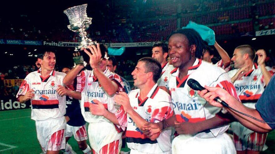 dani90's tweet photo. El menosprecio a la supercopa solamente por donde se juega me flipa. Luego cuando nos picamos con alguien le sacamos esta foto para demostrarle que nosotros la tenemos y ellos no.  

Nos hemos ganado estar ahí! Y aunque no comparta que se juegue en Arabia quiero salir campeón!!! https://t.co/VQ2RoYtcDN