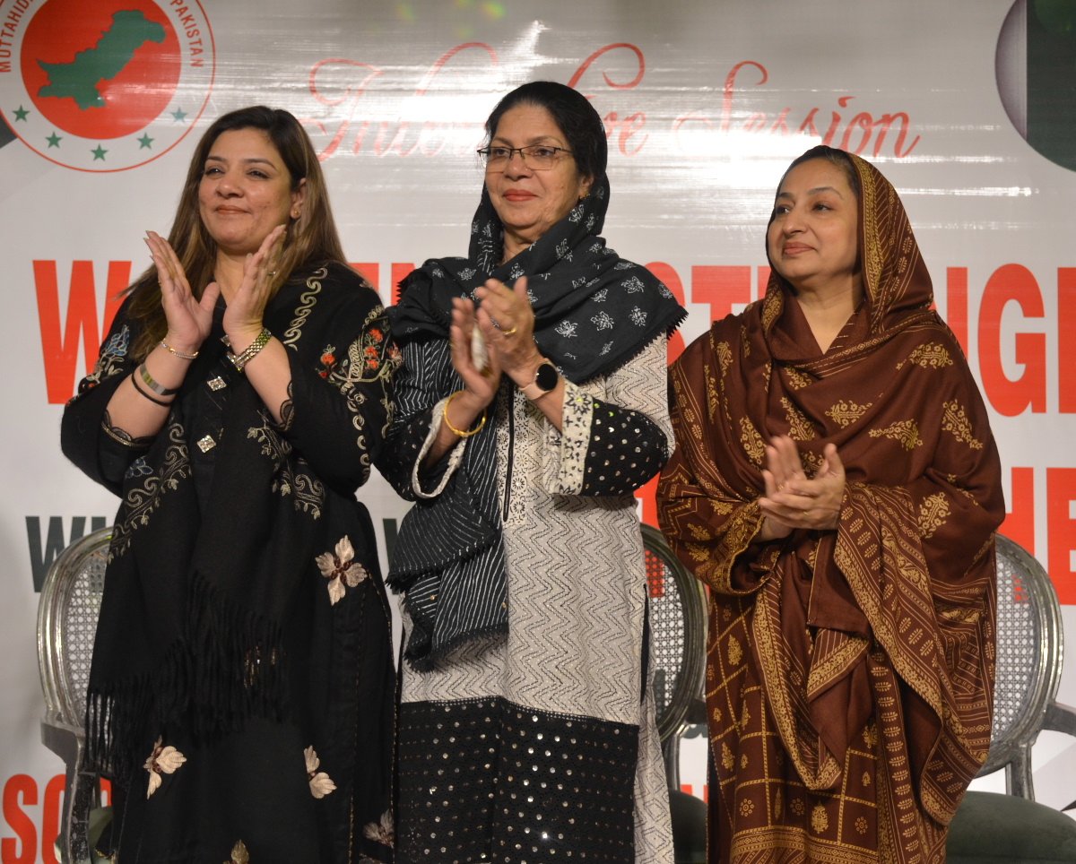 NailaQureshi190's tweet photo. ایم کیو ایم پاکستان کے زیر اہتمام سوسائٹی ٹاؤن میں خواتین کے لیے انٹرایکٹو سیشن منعقد ہوا، جس میں سینئر رہنما نسرین جلیل، سینیٹر @Khalidaateeb90 رکن قومی اسمبلی @sabheenghoury اور رکن سندھ اسمبلی فرح سہیل نے شرکت کی۔
#MQMPakistan @allaboutmqm https://t.co/EEBiJhzlsd
