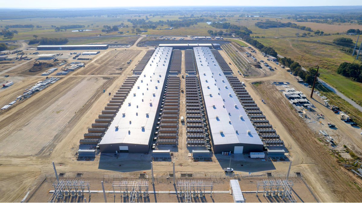 DocumentingBTC's tweet image. Largest bitcoin mine in the world is nearing completion.

Riot Blockchain’s new facility under construction in Corsicana Texas, which, once fully developed, will be powered by 1 gigawatt in total mining capacity.