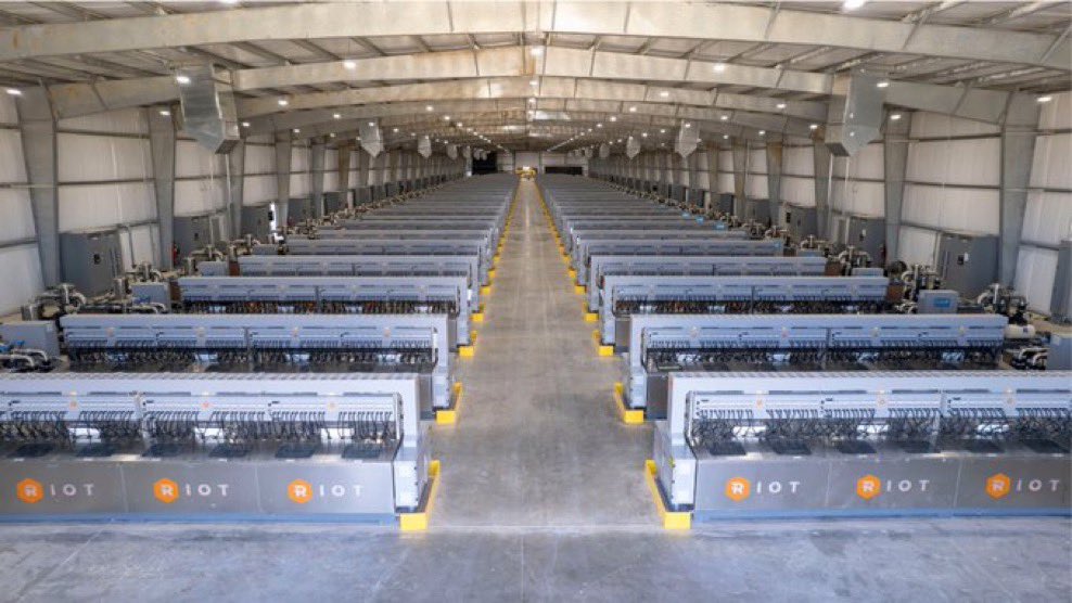 DocumentingBTC's tweet image. Largest bitcoin mine in the world is nearing completion.

Riot Blockchain’s new facility under construction in Corsicana Texas, which, once fully developed, will be powered by 1 gigawatt in total mining capacity.