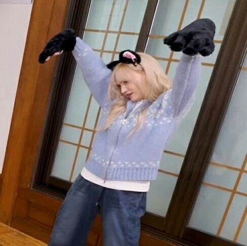 lizholics's tweet photo. liz is weird and not in a fanservice way that woman is genuinely strange- a thread 🧵 https://t.co/FOiIi3I825