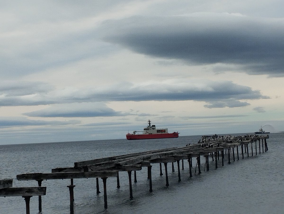 <a href="/ayc_puq/">AYC Punta Arenas 🇦🇶</a> recibiendo al Rompe Hielos Almirante Oscar Viel. Bienvenido a casa. Punta Arenas Ciudad Antártica 🇦🇶💙.

Si quieres conocer el R.H. puedes visitarlo hoy desde las 14.00 hasta las 18.00 horas en el Muelle Prat.