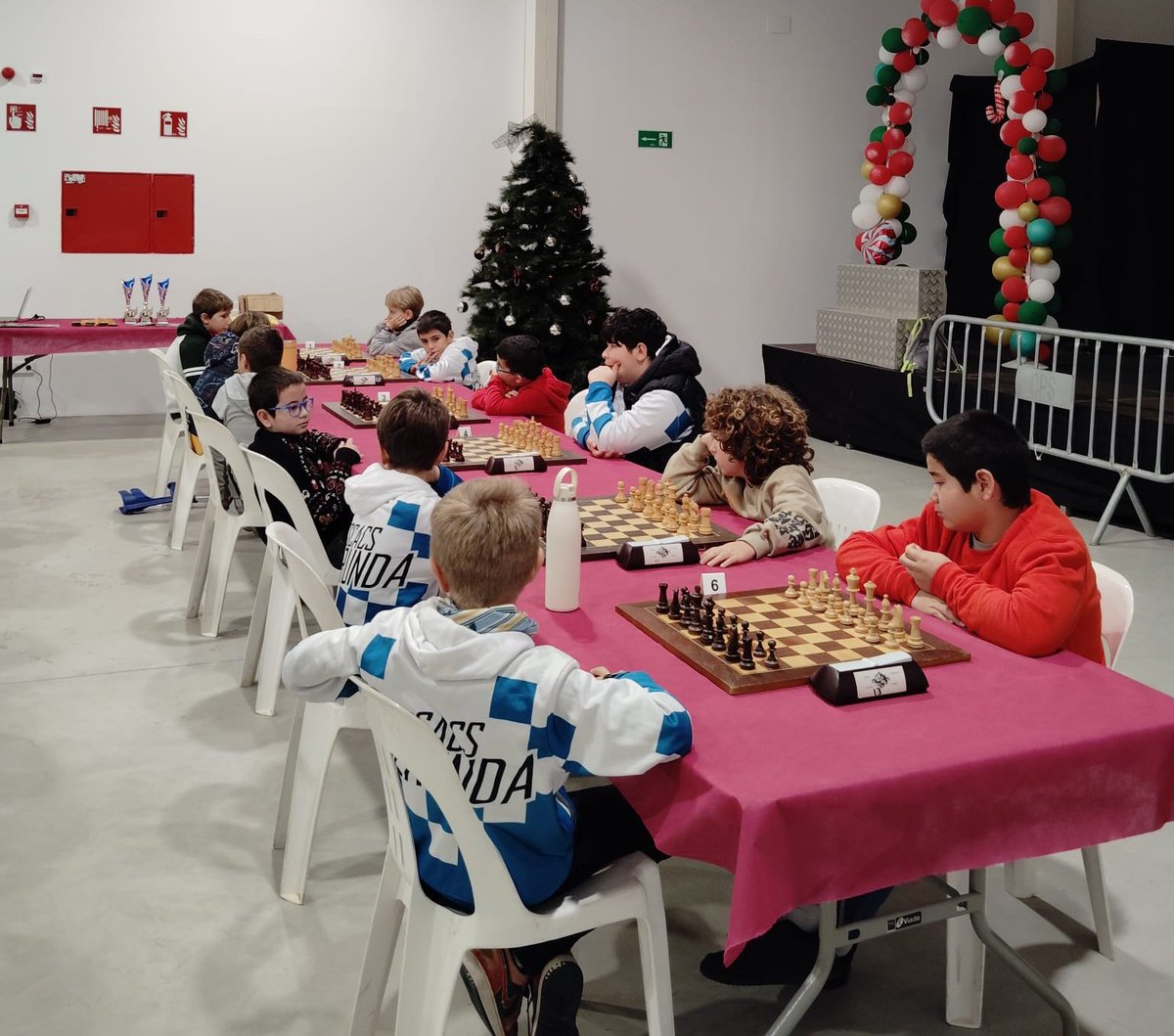 Club Escacs Gerunda (@escacsgerunda) on Twitter photo Rayan Ez Zahhar sotscampió del Torneig de Reis que organitza el CE Platja d'Aro. El campió ha estat l'Eloi Molla, també amb 6 punts.
Enhorabona!
<a href="/escacspda/">Club d'Escacs Platja d'Aro</a> #EscacsGerunda #Escacs <a href="/escacs_cat/">Federació Catalana d'Escacs</a> Rayan Ez Zahhar sotscampió del Torneig de Reis que organitza el CE Platja d'Aro. El campió ha estat l'Eloi Molla, també amb 6 punts.
Enhorabona!
<a href="/escacspda/">Club d'Escacs Platja d'Aro</a> #EscacsGerunda #Escacs <a href="/escacs_cat/">Federació Catalana d'Escacs</a>