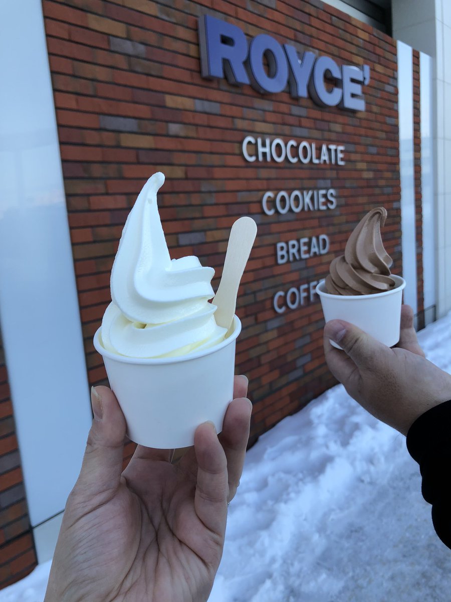 雪が降っててもソフトクリームを食すのだ🍦
