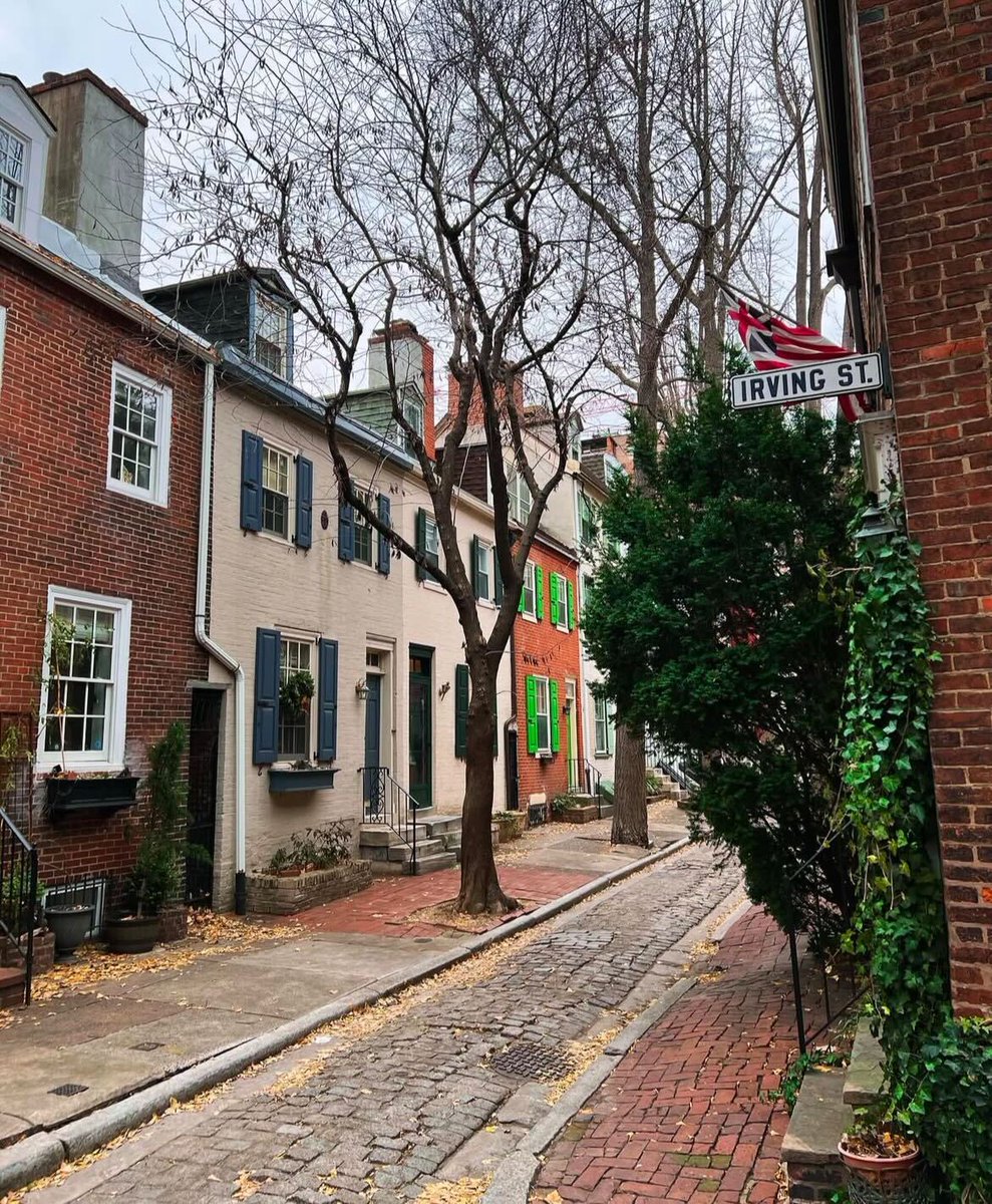 Name a better duo than cobblestone streets and historic rowhomes. 🤩
#visitphilly #thingstodoinphilly #phillywinter 

📸: explore_phl on IG