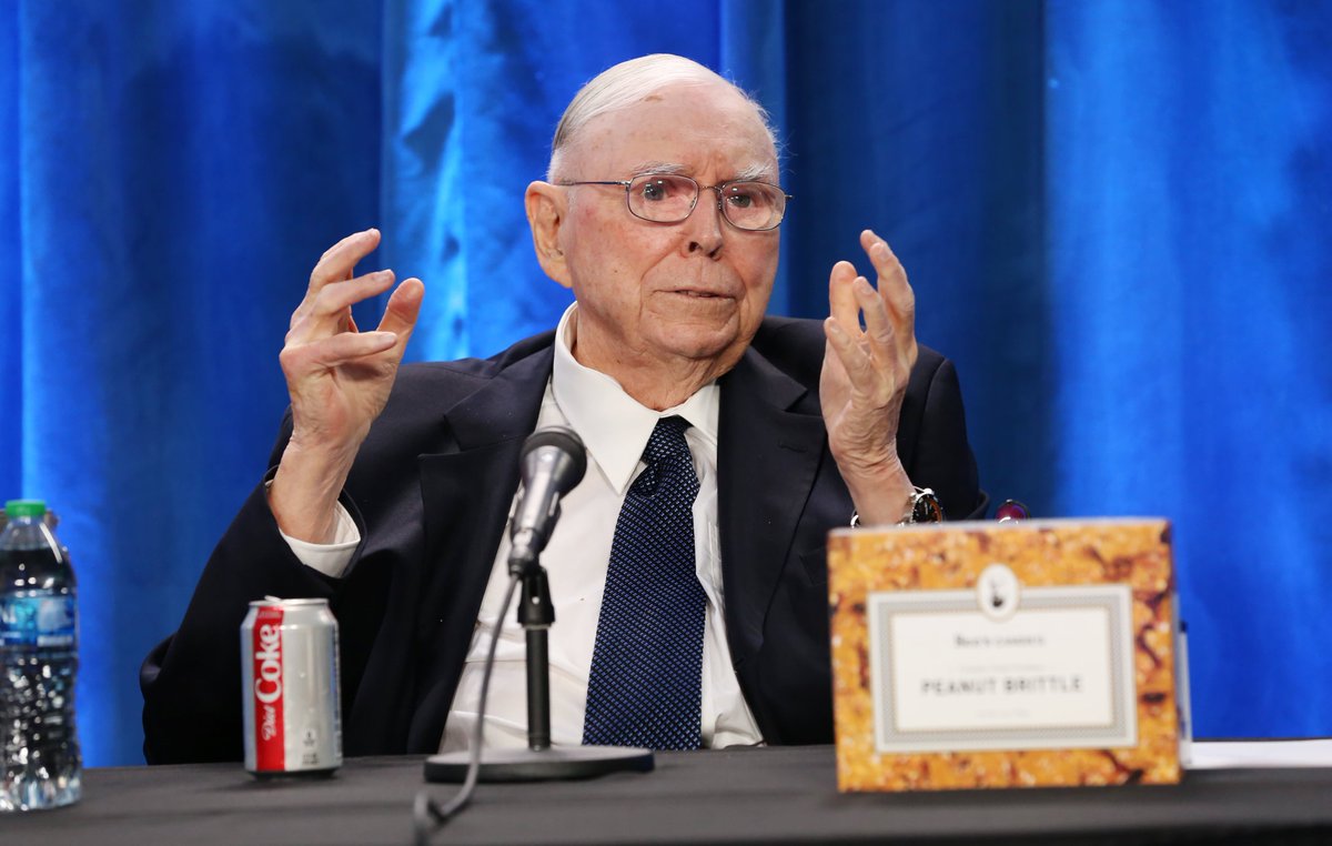 Charlie Munger once said:  

“The big money is not in the buying and selling, but in the waiting.”

Here are 7 investing lessons I learnt from him: 🧵