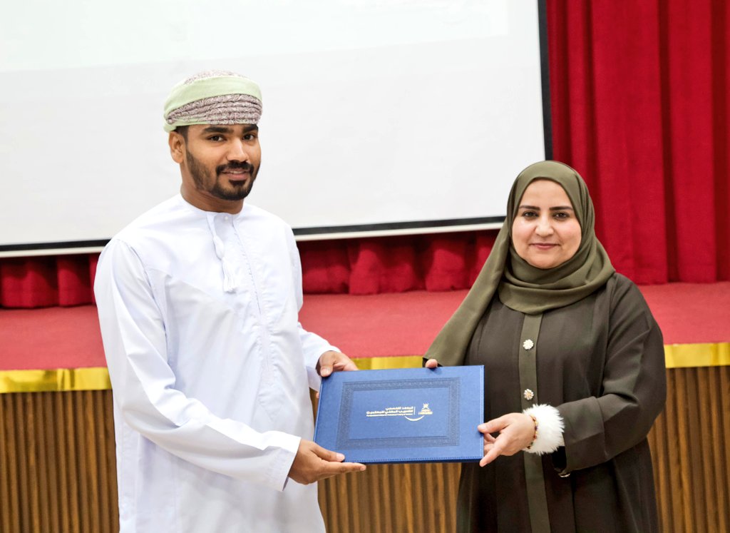 من تكريم خريجي البرامج التدريبية التخصصية للدفعات الرابعة و الخامسة و السادسة من منتسبي المعهد التخصصي.