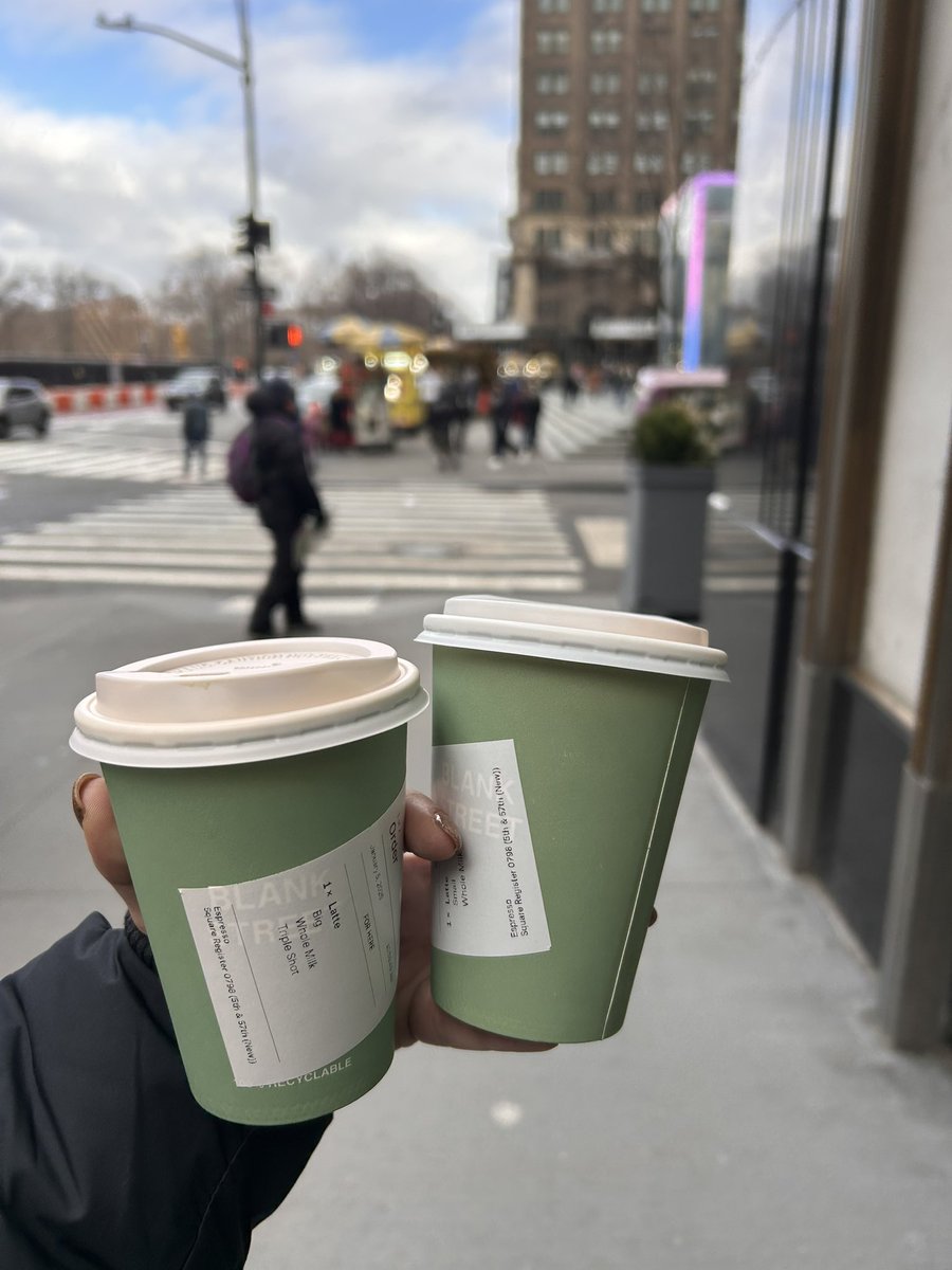 alexandradarch's tweet photo. Ik heb net een dakloze man een grote koffie gekocht omdat het hier aan het vriezen is. Hij was niet blij want heb er geen suiker bij gevraagd 😬 https://t.co/osoMtE2ZFm