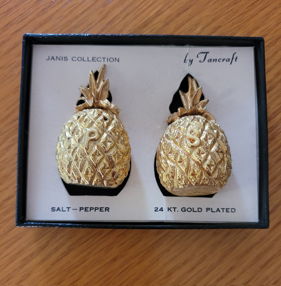 GoodFindStores's tweet image. Swinging in to #saltandpeppersunday with these pineapples. Too flirty to tag @wwwestvintage or no?